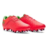 Championes de fútbol Under Armour Magnetico Pro 3, modelo W CLN MG PR3.0FG EIS, de color rojo con detalles en verde brillante en el talón y el interior del cuello. Incorpora tecnología UA Clone en la capellada superior para un ajuste personalizado y suela con tapones para césped natural.
