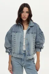 Campera de denim de algodón con diseño boxy, mangas abullonadas y detalles de cordones trenzados en la parte frontal.