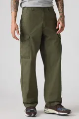 Pantalón cargo holgado color verde militar, con bolsillos laterales y perneras anchas.
