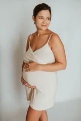 Camisón maternal corto color beige con breteles finos regulables y escote en V con puntilla.