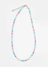 Collar corto de mostacillas de colores pastel (lila, celeste, rosa y verde agua) con cierre de mosquetón y cadena de alargue plateada.