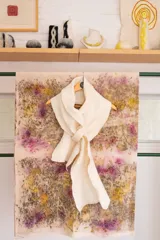 Cuello/chalina en fieltro húmedo de lana merino color crudo, creado artesanalmente con técnicas de fieltrado y escultura en fieltro.