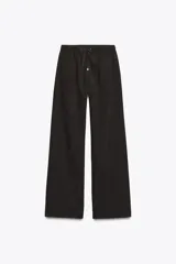 Pantalón de tiro alto con pernera ancha, confeccionado con cintura elástica ajustable mediante cordones. Cuenta con bolsillos laterales y bolsillos de plastrón en la parte posterior.