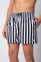 Short de baño con diseño de rayas verticales en blanco y negro, con cintura elástica ajustable mediante cordón y logo metálico pequeño en el ruedo.