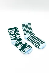 Pack de dos pares de medias crew en colores verde y celeste. Un par presenta diseño con estampado abstracto y el otro diseño de ondas.