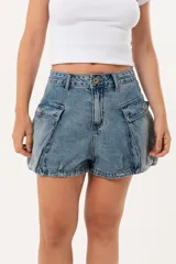 Short de jean celeste con bolsillos cargo laterales y corte abullonado.