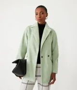 Saco cruzado de mujer color verde menta, con cuello solapa y manga larga. Presenta bolsillos frontales con solapa y cierre de botón.