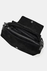 Bolso de hombro confeccionado en piel de gamuza color marrón, con diseño estructurado y pespuntes decorativos en la solapa. Cuenta con una correa de cadena metálica dorada con refuerzo de piel y cierre imantado.