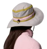 Gorro tipo pescador de color mostaza, con ala ancha, cordón ajustable con ceñidor y tecnología Omni-Wick para absorción de sudor.