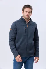 Campera texturada con interior en polar, color tostado jaspeado, cuello alto y cierre frontal con cremallera.