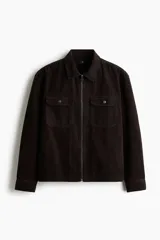 Sobrecamisa de pana de algodón con cuello clásico, cierre frontal de cremallera, mangas largas con puños abotonados y bolsillos superiores con solapa y botón.