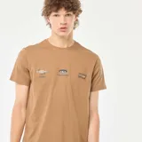 Camiseta marrón de manga corta con cuello redondo y estampado con logos en el pecho.