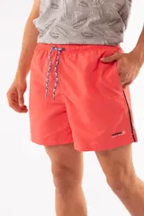 Short de baño azul con cintura elástica y cordón ajustable. Tiene dos bolsillos laterales y un bolsillo trasero.