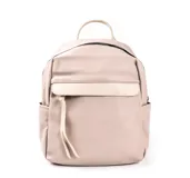 Mochila color beige con asa de mano y tiras ajustables para colgar en la espalda. Tiene un bolsillo frontal con solapa y cierre superior con cremallera.