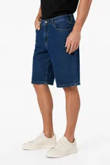 Bermuda de jean de corte ancho y tiro medio, color gris oscuro, con bolsillos laterales y traseros.