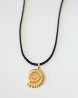 Dije en forma de caracol amonita con acabado dorado brillante, diseñado para ser utilizado en cadenas o cordones.