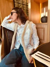 Chaleco plateado reversible con interior de gamulan color crema.