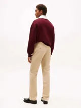 Pantalón de corte recto confeccionado en sarga de algodón con un toque de elastano. Presenta cierre de botón con cremallera, diseño de cuatro bolsillos y logo bordado sobre el bolsillo trasero.