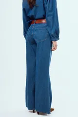 Pantalón wide leg de denim azul con tiro alto y bolsillos funcionales.
