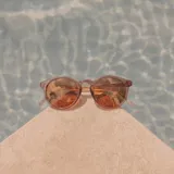 Lentes de sol Sunski modelo Dipsea, con montura redonda color rosa pálido y lentes polarizadas color marrón.