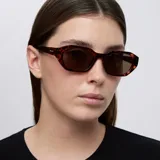 Lentes de sol con montura geométrica heptagonal y efecto carey en tonos marrones, con cristales polarizados color marrón.