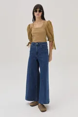 Top color camel con mangas abullonadas con lazos y escote en V.