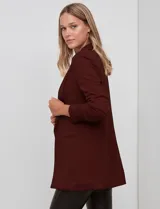 Blazer blanco de crepe, marca BBJ, con cuello solapa, bolsillos delanteros y mangas tres cuartos con frunce. Cuenta con forro interno y diseño abierto al frente.