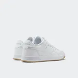 Championes Reebok Court Advance blancos de cuero sintético, con suela de goma color caramelo y detalles de la marca en azul oscuro y verde.