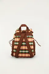 Mochila pequeña con estampado de cuadros multicolor, solapa con hebilla y cierre de cordón ajustable, bolsillo frontal con cierre y bolsillos laterales de red.