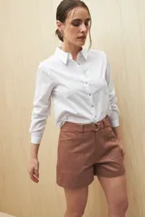 Short color marrón con cinturón, de corte recto y bolsillos delanteros y traseros.