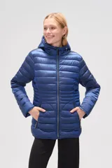 Campera azul con diseño acolchado, cierre frontal y capucha.