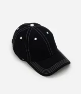 Gorra de sarga de algodón color negro con costuras decorativas en hilo blanco contrastante. Presenta visera curva, ojales bordados y ajuste posterior mediante hebilla metálica.