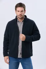 Campera de polar texturado grueso con interior de micropolar, cuello alto y cierre frontal. Cuenta con bolsillos laterales con cierre y un bolsillo vertical en el pecho.