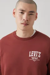 Buzo de frisa color ladrillo con cuello redondo y logo de Levi's estampado en el pecho.