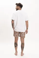 Short de baño con estampado floral en tonos rosados, marrones y grises, con cintura elástica y cordón ajustable blanco.