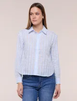 Camisa de algodón calado, con diseño a rayas en tonos celestes y blancos, cuello con solapa, cierre frontal con botones y mangas largas con puños abotonados.
