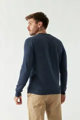 Sweater de punto para hombre con escote redondo, mangas largas y logo bordado en el pecho. Presenta un diseño clásico de calce regular.