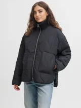 Campera matelaseada acolchada color negro, de diseño liviano, con cuello alto tejido, bolsillos frontales aplicados y cierre frontal de cremallera.