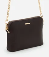 Cartera bandolera pequeña de Satinato, confeccionada en poliuretano con textura tipo cocodrilo. Presenta cierre superior con cremallera, herrajes dorados y una correa de cadena metálica desmontable.