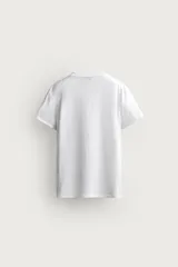 Camiseta blanca de corte relajado, con cuello en V y mangas cortas.