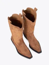 Bota estilo texana confeccionada en cuero vacuno descarne, con bordados decorativos en la caña y taco cuadrado.