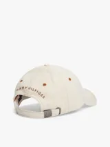 Gorra de béisbol Tommy Hilfiger confeccionada en denim rígido de color beige, con diseño de seis paneles, costuras a contraste, ojales de ventilación y visera curvada con costuras texturizadas. Cuenta con un pequeño logo bordado en el frente y hebilla metálica de ajuste en la parte trasera.