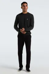 Sweater de punto color gris oscuro, con cuello redondo, manga larga y puños acanalados. Presenta el logo de la marca bordado en el pecho.