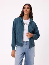 Canguro con cierre frontal y capucha, color gris con efecto desgastado. Presenta bolsillos laterales y logo bordado en el pecho.