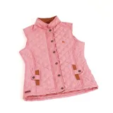 Chaleco capitoneado color rosa con cuello alto, cierre frontal con botones a presión y bolsillos laterales. Presenta un diseño acolchado con costuras en forma de rombos.