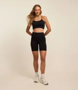 Bermuda deportiva de tiro alto con cintura ancha, confeccionada en tejido seamless texturizado de alta elasticidad.