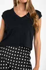 Remera negra de manga corta con escote en V y calce al cuerpo.