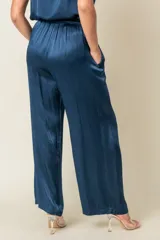 Pantalón palazzo color crudo de viscosa brillante, con elástico y cordón en la cintura y bolsillos laterales.