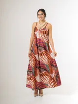 Vestido largo de satén italiano con estampado geométrico multicolor, tirantes finos y corte amplio de caída fluida.