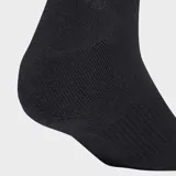 Pack de tres pares de medias Adidas de corte medio, color negro con las tres rayas características en blanco en la parte superior y logo de la marca en la puntera. Cuentan con amortiguación en la planta y refuerzo en el arco.